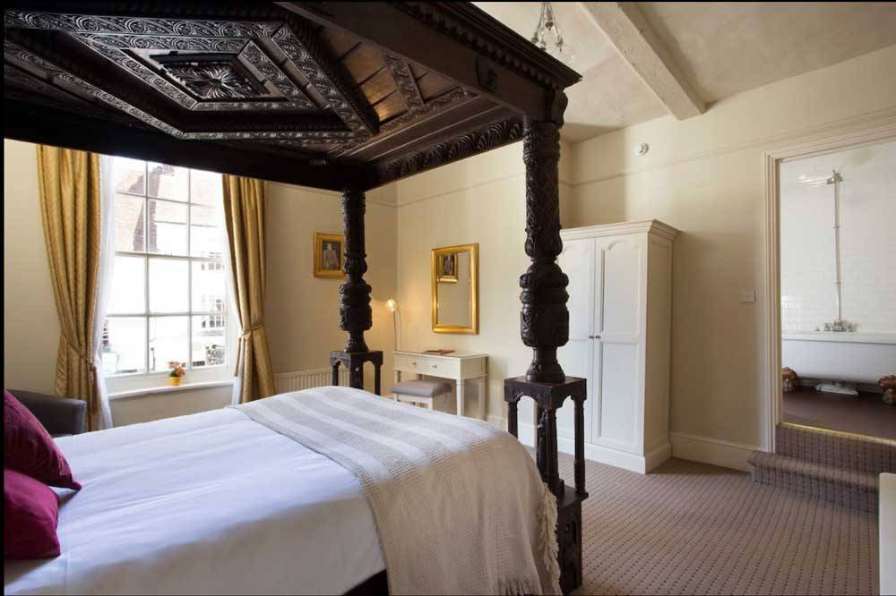 The George HOtel room