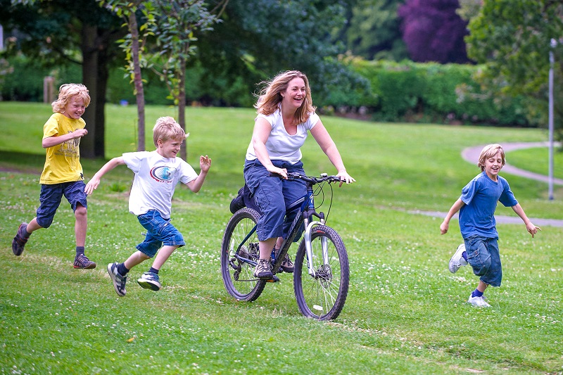 park kids play cycling family outdoors DHC_8045_800px