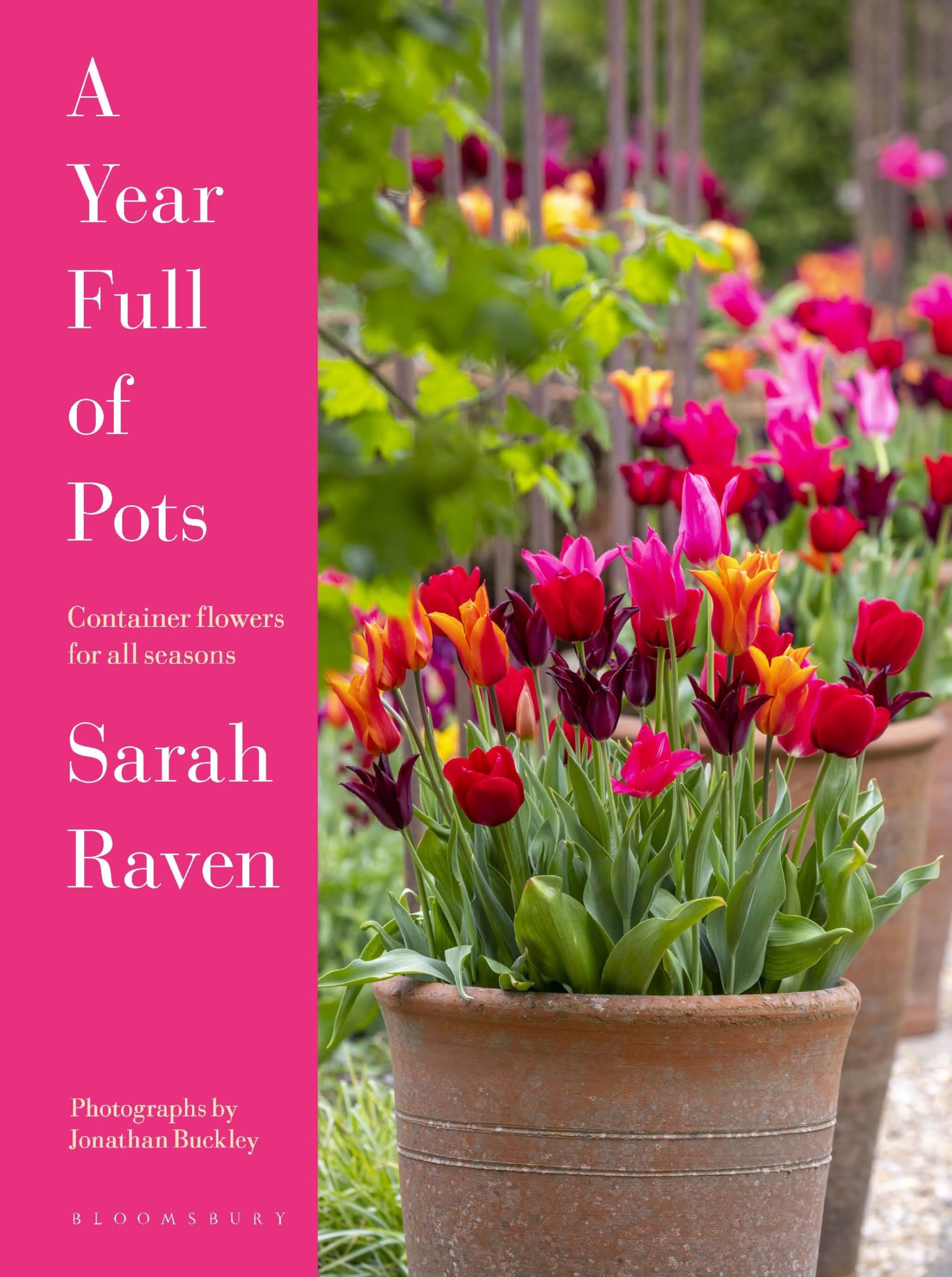 Sarah Raven – A year full of pots Sarah Raven A Year Full of Pots book cover with tulips in a pot