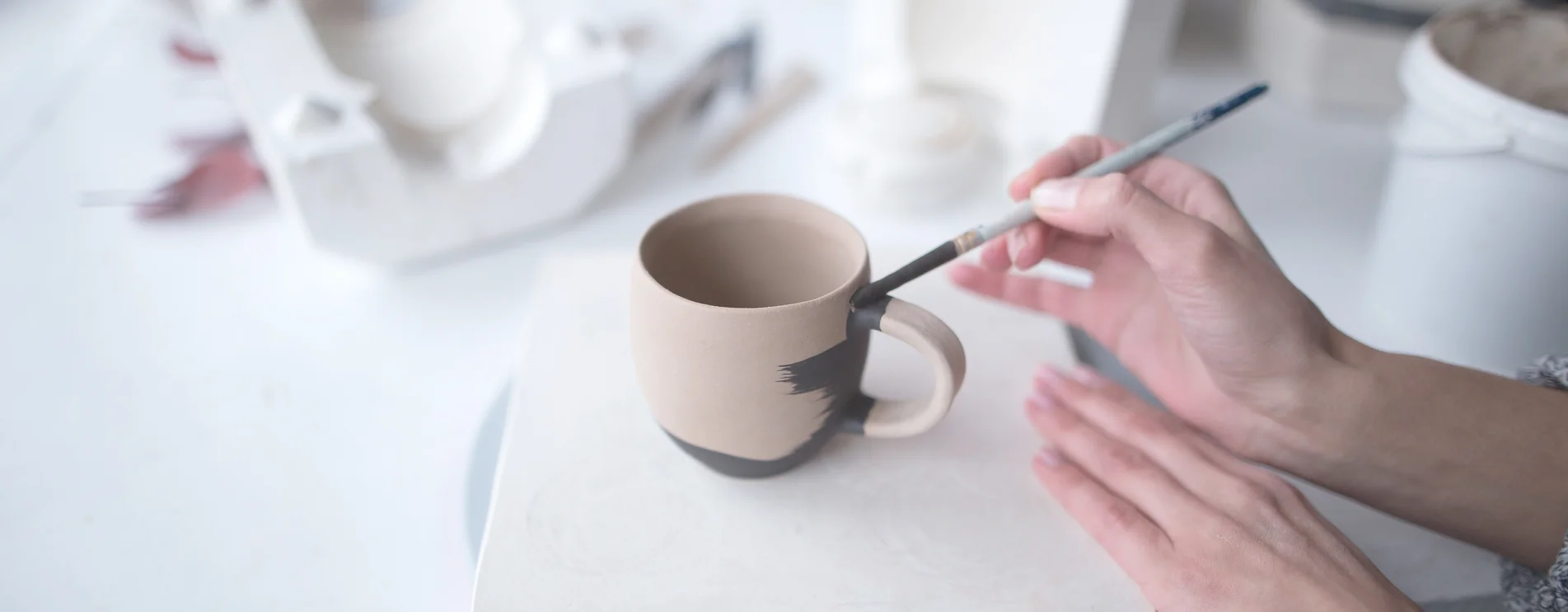 Manic Cermaix – painting a mug Manic Cermaix - painting a mug